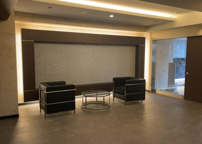 【ロビー】 | ミオカステーロ八王子Ⅱ | ラウンジは、マンションの共用スペースに椅子やテーブルなどを配置した利用者が寛げる空間です。屋内型ラウンジと屋外型ラウンジがあります。共用部分の管理状況と合わせて、詳細については現地でご確認ください。