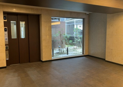 【ロビー】 | ミオカステーロ八王子Ⅱ | ロビーというと、エントランスと何がちがうの？と思いますよね。実はロビーとエントランスには明確な決まりはありません。物件によっては、エントランスを入って広がるある程度の広さのある空間がロビーとなります。