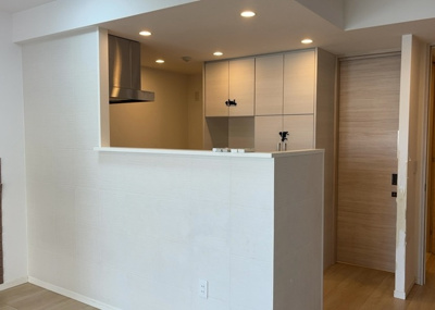 【キッチン】 | ミオカステーロ八王子Ⅱ | L型アイランドタイプは、キッチンからダイニングにもリビングにも目が行き届くので、とても使いやすい配置です。L字型独立タイプは、キッチンを独立させてるためLDKというよりもLDといった様なイメージです。