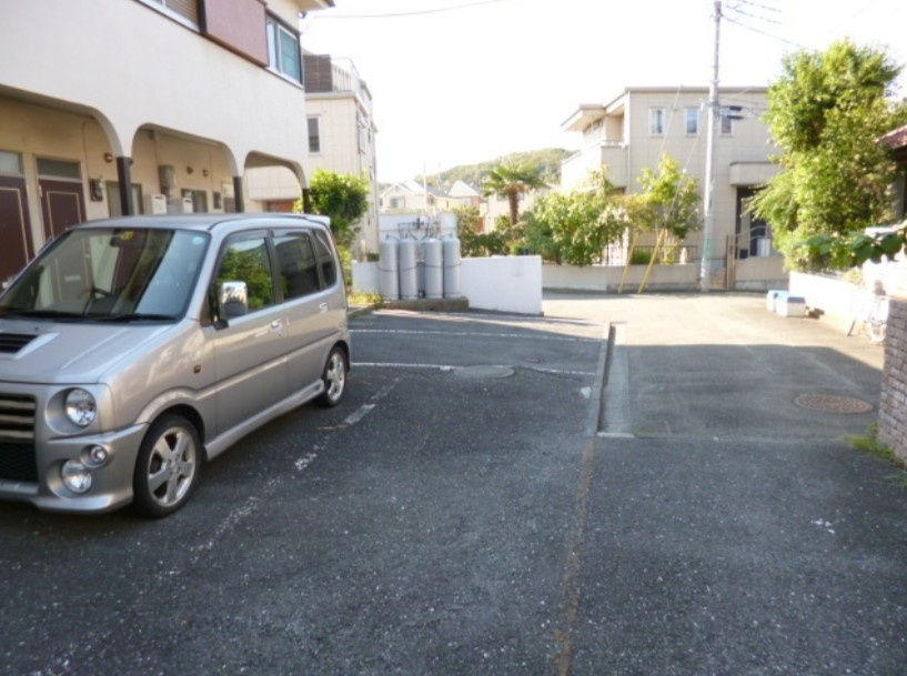 囲島ハイツの駐車場
