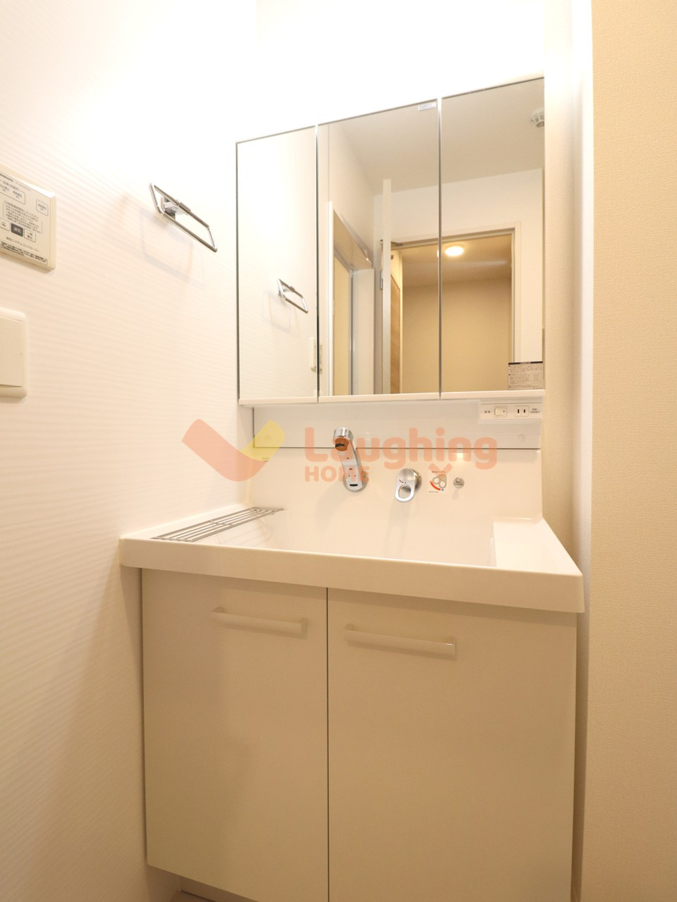 オッツ梅満の洗面所|明るい洗面所です