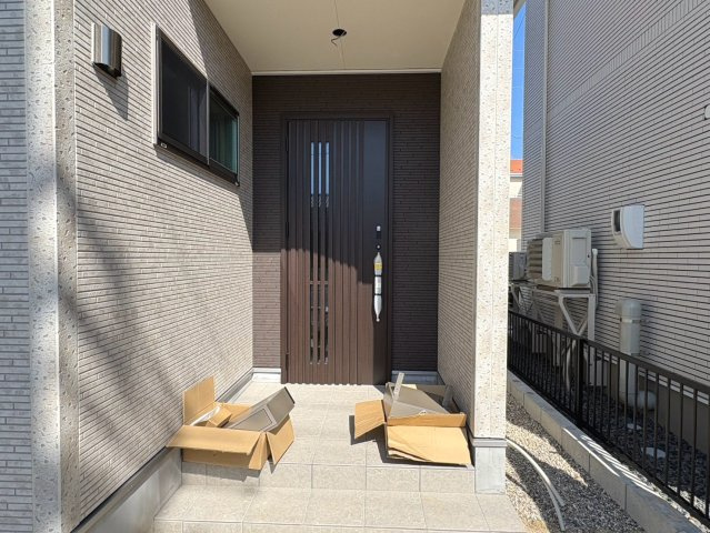 新築戸建　岐阜市東鶉5丁目　全5区画分譲の玄関|天井まで高さがあるタップリ収納力のシューズクロークは、可動棚で調整可！ロングブーツ等も収まります。