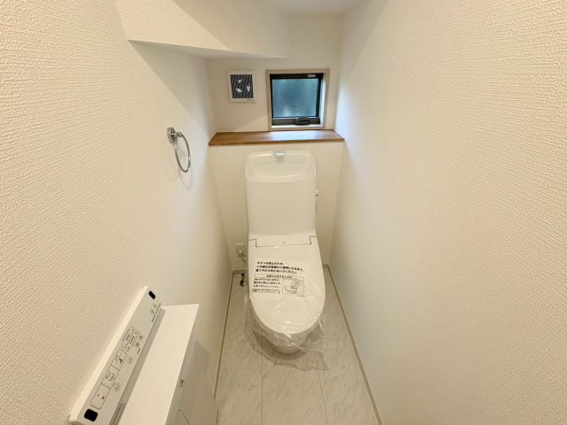 新築戸建　岐阜市東鶉5丁目　全５区画分譲のトイレ|トイレはシンプルな造りで、衛生的な空間を演出しています。