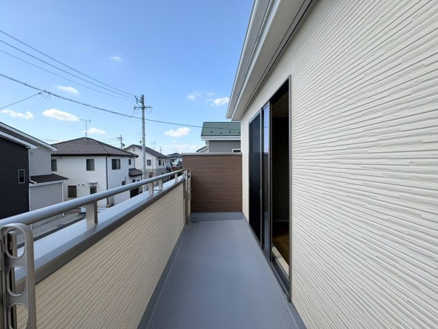 新築戸建　岐阜市東鶉5丁目　全５区画分譲のバルコニー|バルコニーは南向きで洗濯物もよく乾きます！強度と表面積硬度を持つFPRで防水しています。