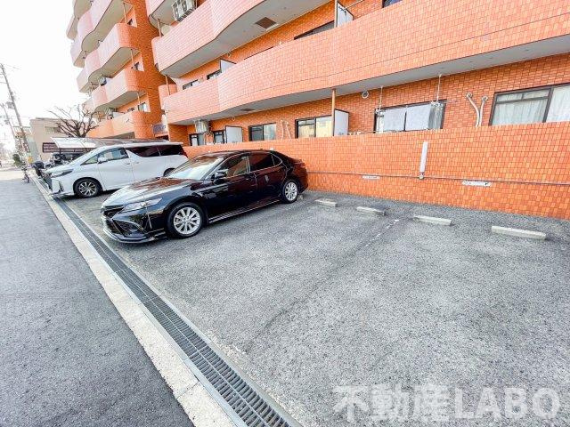 ブルースカイの駐車場