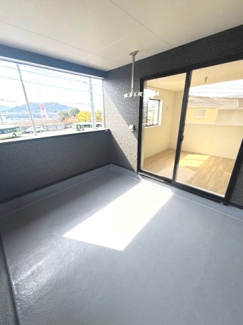 【バルコニー】 | 南区向洋新町3丁目【全2区画】No１　 | 南側に面した明るいバルコニー。洗濯物を干すのに十分なスペースがあり、周囲に高い建物が少ないため、開放的な眺望と日当たりを確保しています。