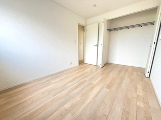 【洋室】 | 南区向洋新町3丁目【全2区画】No１　 | 2階の各居室には、ハンガーポール付きのクローゼットを備えています。衣類をかけたまま収納できるため、日々の整理整頓がスムーズになり、お部屋を広く使うことが可能です。