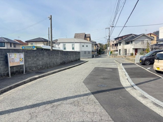 【前面道路含む現地写真】 | 南区向洋新町3丁目【全2区画】No１　 | ゆとりある幅員の前面道路は、見通しが良くお車の出し入れもスムーズに行えます。閑静な住宅街に位置しており、落ち着いた住環境が保たれているのも魅力です。