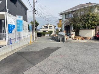 【前面道路含む現地写真】 | 南区向洋新町3丁目【全2区画】No１　 | 周辺は整った街並みが広がる住宅エリアです。高低差の少ない平坦なアプローチにより、徒歩や自転車での移動も負担が少なく、日々の外出が軽快になります。