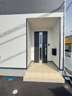 【玄関】 | 南区向洋新町3丁目【全2区画】No１　 | 深い軒天が印象的な玄関ポーチは、雨の日の出入りにも配慮した設計です。モダンなデザインの玄関ドアが、住まいの顔として洗練された印象を与えます。