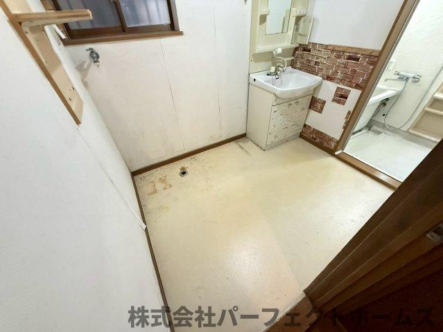 長尾元町3丁目戸建の洗面所|スペースが確保できる洗面所です