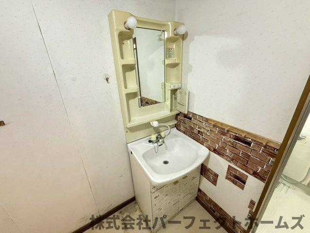 長尾元町3丁目戸建の独立洗面台|独立洗面台、朝の身支度には欠かせません