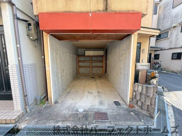 長尾元町3丁目戸建の駐車場|車をお持ちの方に嬉しい駐車場付きの物件です
