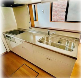 【キッチン】 | 尼崎市水堂町２丁目中古戸建　リフォーム済 | 新品のシステムキッチンです♪対面式でお料理を作りながらリビングのご家族との楽しい会話が広がります！！