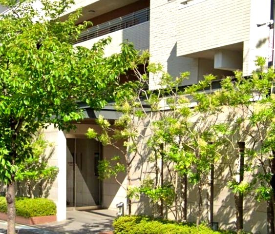 グランスイート六甲篠原本町のエントランス|通勤にも外出にもアクセス良好。家族でおでかけすることも増えそうですね。
