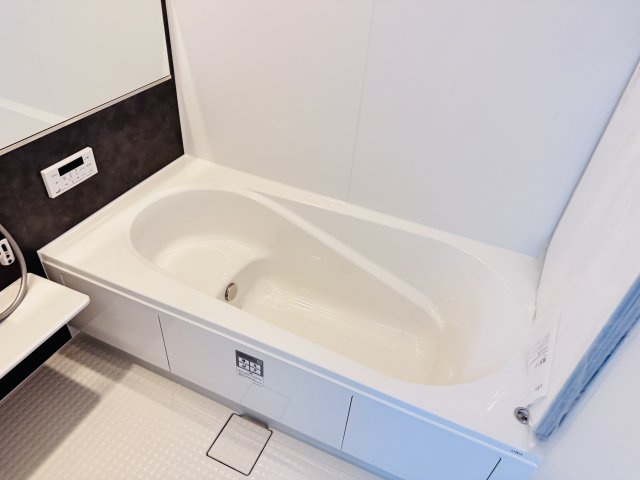 柏市花野井新築戸建【田中小学校:5分】の浴室|足を伸ばせる広々浴槽で毎日リラックス♪