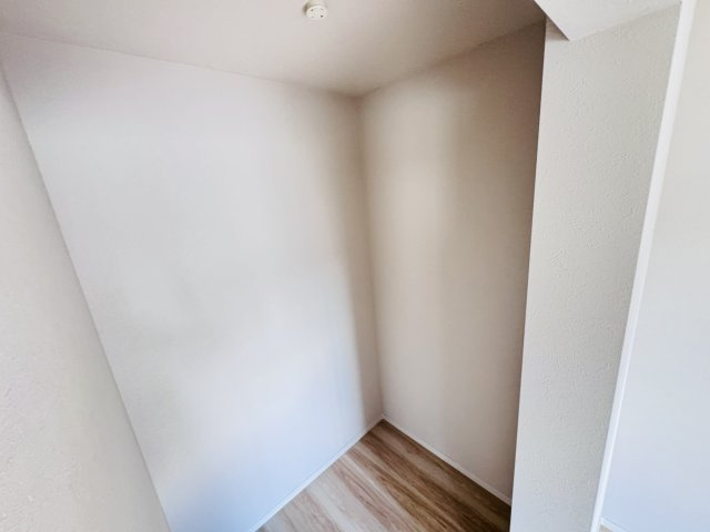 柏市花野井新築戸建【田中小学校:5分】の収納|6.1帖寝室・ウォークインクローゼット