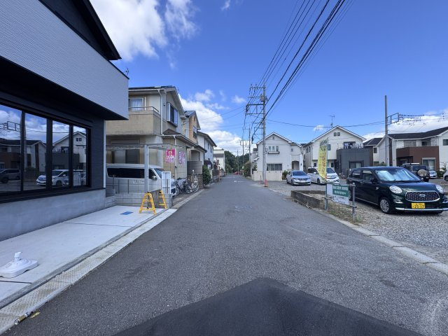 柏市花野井新築戸建【田中小学校:5分】の前面道路含む現地写真|北側前面道路・幅員約6ｍ
