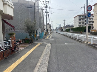 【前面道路含む現地写真】 | 南区旭2丁目（1区画） | 前面道路は道幅にゆとりがあり、歩道も整備されているため、小さなお子様のいるご家庭も安心感があります。平坦な道のりで、自転車やベビーカーでの移動もスムーズ。開放感のある周辺環境です。