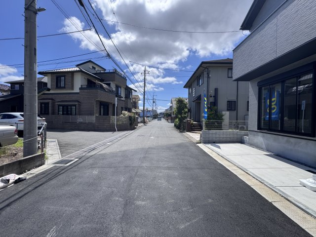 柏市花野井新築戸建【田中小学校:5分】の前面道路含む現地写真|北側前面道路・幅員約6ｍ