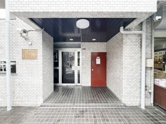 【エントランス】 | お客様を、そして住人を出迎えてくれるマンションのエントランス。ゴミが落ちていないことからも、管理状態の良さや住民の節度の高さが見て取れます。～即日のご見学可能～　お問合せはお気軽にどうぞ。

