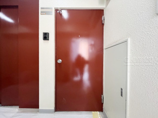 【その他共用部分】 | 皆様をお迎えする、お部屋の玄関ドア。開けやすさや開放角度、ドアノブの操作しやすさや鍵の形状などを、現地で一度ご確認ください。～即日のご見学可能～　お問合せはお気軽にどうぞ。