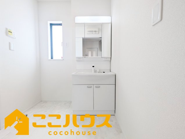 糸満市兼城　新築戸建て　全2棟　A号棟の独立洗面台|独立洗面台は収納豊富な三面鏡
