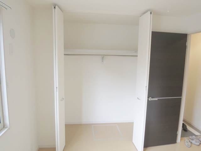 イーストエンジェル青山　Ｂ棟の内装|奥行きのあるクローゼットは収納力があるので嬉しいですね♪