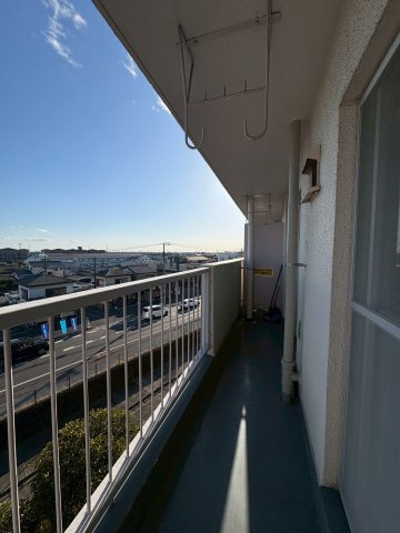 みさと団地8街区3号棟のバルコニー|開放的で明るい空間を演出してくれるバルコニーです