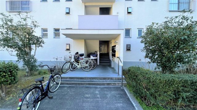 みさと団地8街区3号棟のエントランス|ゆとりのあるエントランスです