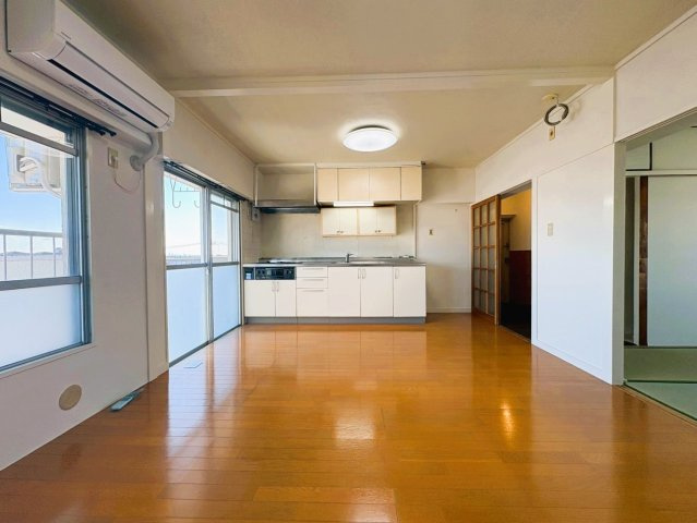 みさと団地8街区3号棟の居間・リビング|広いリビングは家族が自然と集まる居心地の良い空間