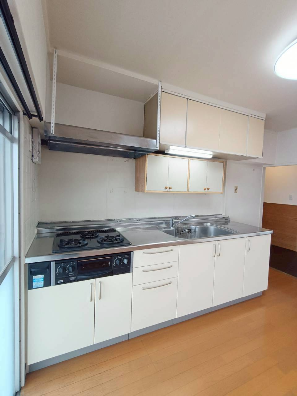 みさと団地8街区3号棟のキッチン|コンパクトなキッチンで掃除もラクラク