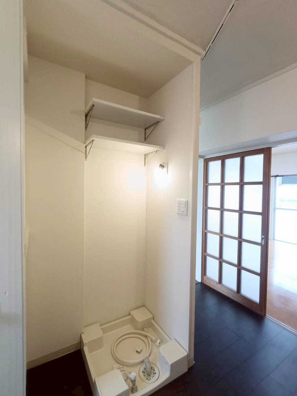 みさと団地8街区3号棟のランドリースペース|棚がべんりなランドリースペース