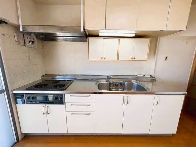 みさと団地8街区3号棟のキッチン|キッチンでお料理をお楽しみください