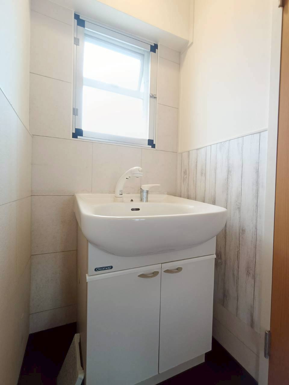 みさと団地8街区3号棟の洗面所|独立洗面台です