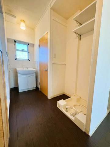 みさと団地8街区3号棟のランドリースペース|独立洗面化粧台が付いています