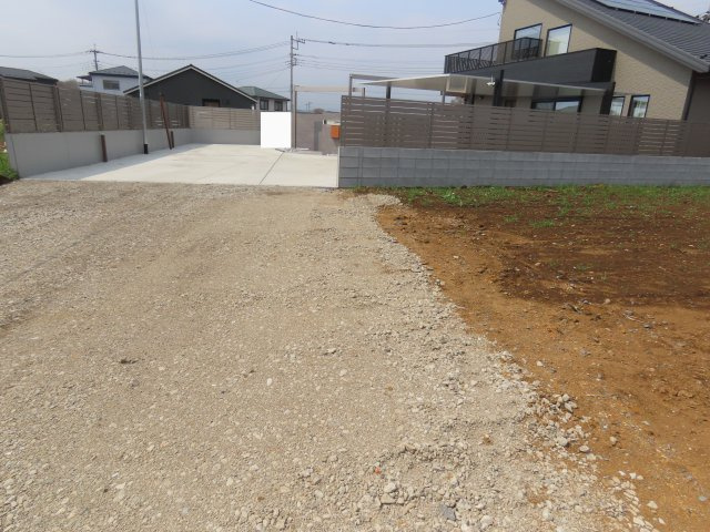 坂戸市小山売地の前面道路含む現地写真