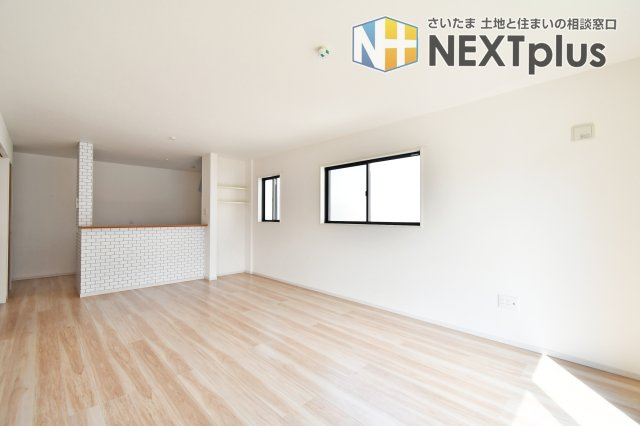 蓮田市西新宿4丁目の外観|落ち着いた木目調のアクセントパネルが目を引く、2021年築のモダンな外観です。南側公道に面し陽当り良好。ワイドバルコニーやカースペース2台分が付いて、開放感と利便性が両立した築浅の住まいです。