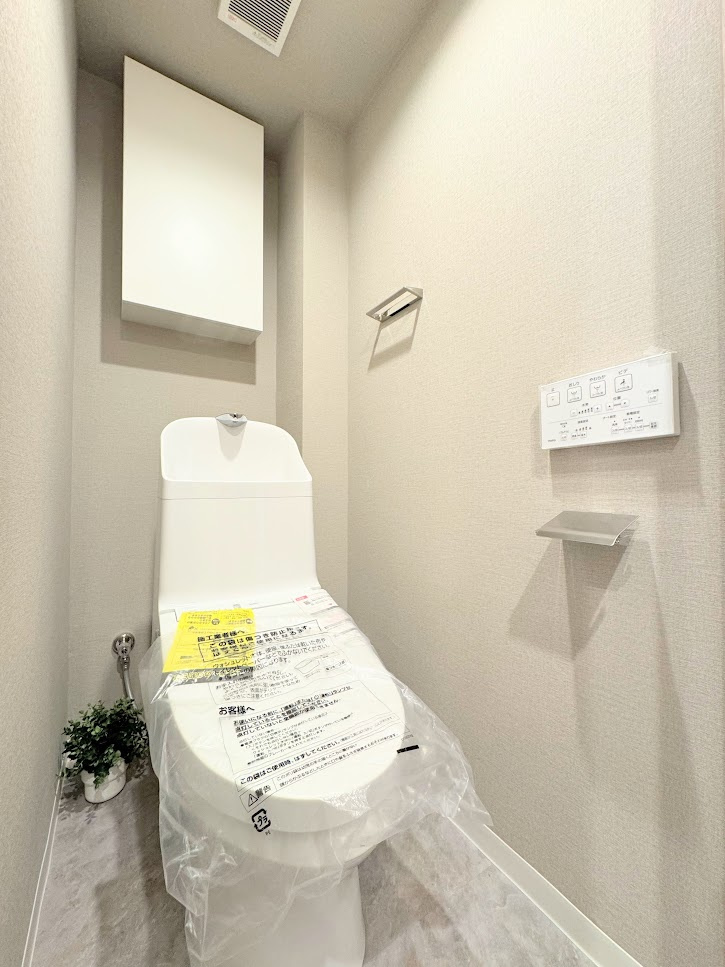 東戸塚マンションのトイレ|【モデルルーム写真】◆清潔感のある白を基調とした落ち着ける空間。小窓をもうけていますので、こもりやすい空気の入れ替えも簡単に行えますね！