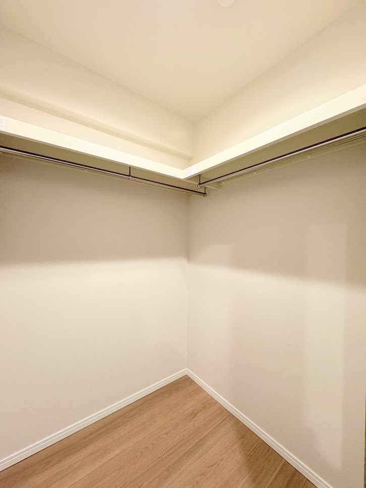 東戸塚マンションの収納|【モデルルーム写真】◆暮らし心地を大きく左右する収納を、適材適所に配置し使い勝手を考慮しました。空間を余すところなく有効利用した収納は生活空間をより上質なものにしてくれるでしょう。