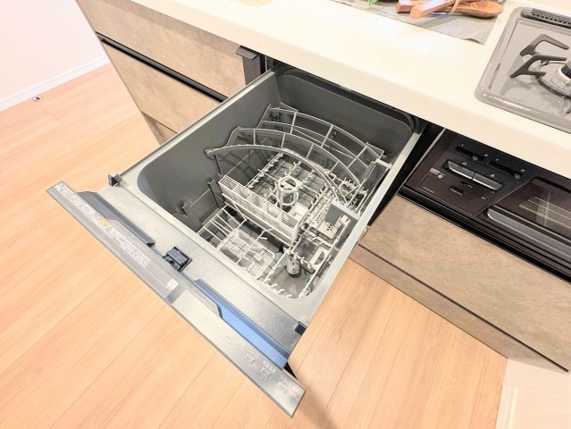 東戸塚マンションのキッチン|【モデルルーム写真】◆長い時間滞在するキッチンだからこそ、食事の準備を楽しい時間に、忙しい時でもスムーズに無駄なく作業できる空間です。