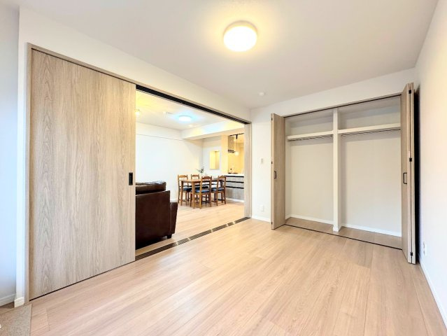 東戸塚マンションの洋室|【モデルルーム写真】◆住宅ローンのご相談や周辺環境のご案内も含め、ローンに詳しい、地元に詳しいスタッフがお出迎えさせていただきます。お気軽にご相談ください。