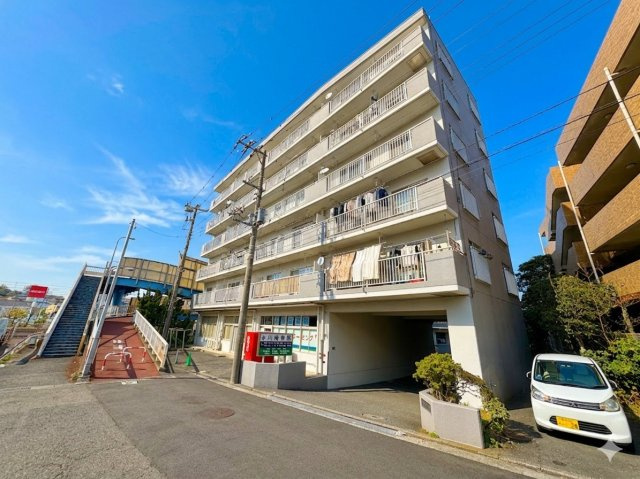 東戸塚マンションの外観|◆周辺は坂のないフラットな住環境。バス停も近くにあり通勤や通学には便利な立地。明るい雰囲気の道のりで夜も安心な環境です。
