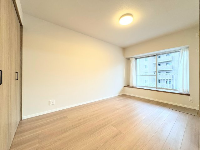 東戸塚マンションの洋室|【モデルルーム写真】◆柔らかい陽光が差し込む明るいお部屋を演出する設計。彩光の取れる窓が気持ちの良いお部屋を創り上げます。