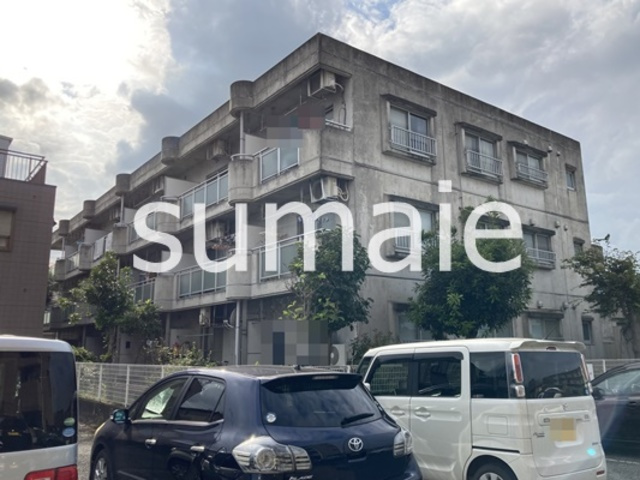 ゆざわマンションの外観|コンクリート打ちっぱなしのマンション。