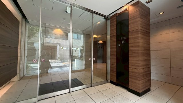 オープンレジデンシア目黒花房山|外観からのエントランスもきれいです(2026.03.22撮影)