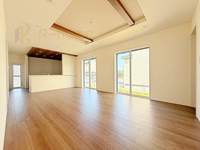 土浦市小岩田東2丁目6期　新築戸建て　1号棟の居間・リビング|広々としたLDK♪充分な広さがあり、ご家族でインテリアのレイアウトを考えるのも楽しみですね！