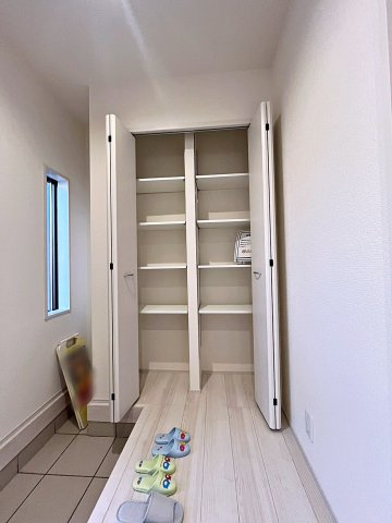 新築戸建・新築建売　福島市大森鶴巻第2　大森小・信夫中の玄関|大容量のシューズボックスがあり収納豊富な玄関スペース。玄関ドアから日差しが入り明るいです！