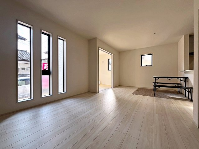 新築戸建・新築建売　福島市大森鶴巻第2　大森小・信夫中の居間・リビング|太陽の日差しが気持ちの良いリビングは広々としているので家具を設置してもゆとりがあります！