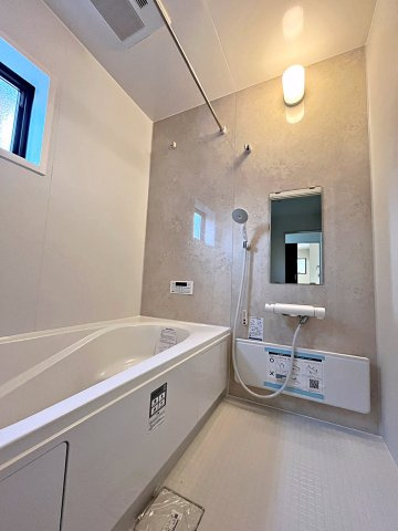 新築戸建・新築建売　福島市大森鶴巻第2　大森小・信夫中の浴室|浴室乾燥機付きで小窓がついているので簡単に換気が可能です！洗濯物干しもできるので便利！